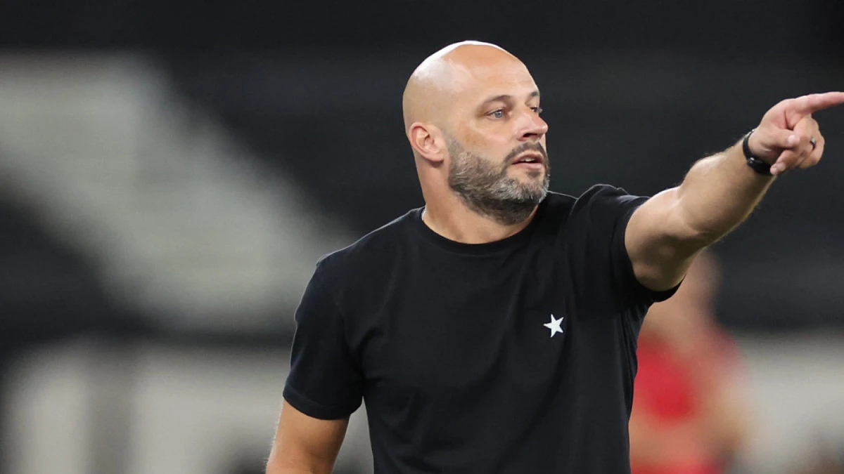 Franclim orienta a equipe durante partida do Botafogo no Estádio Nilton Santos