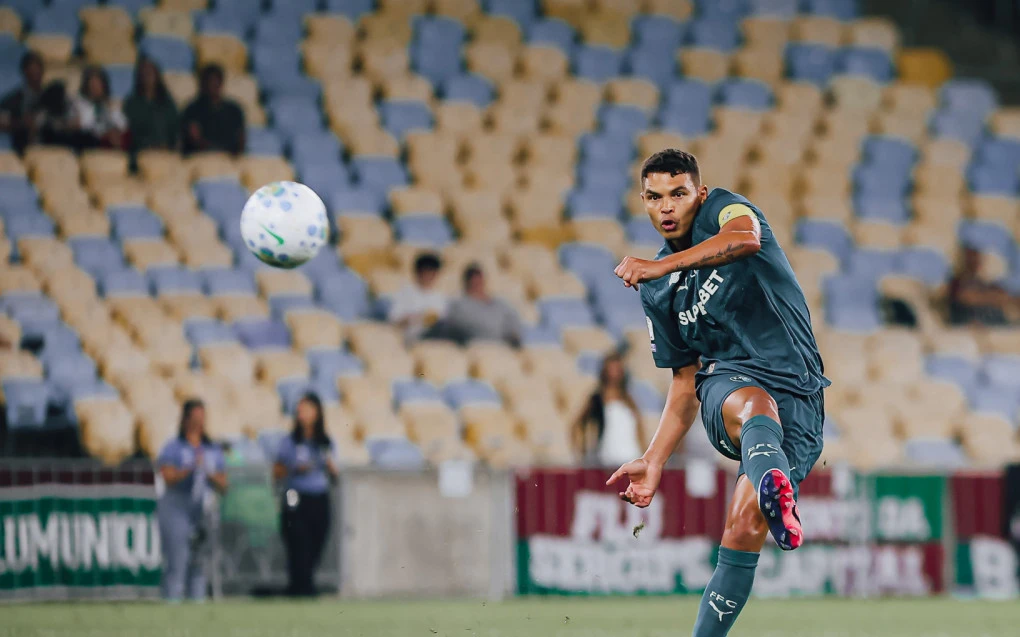 Thiago Silva em ação pelo Fluminense no Maracanã, disputando bola