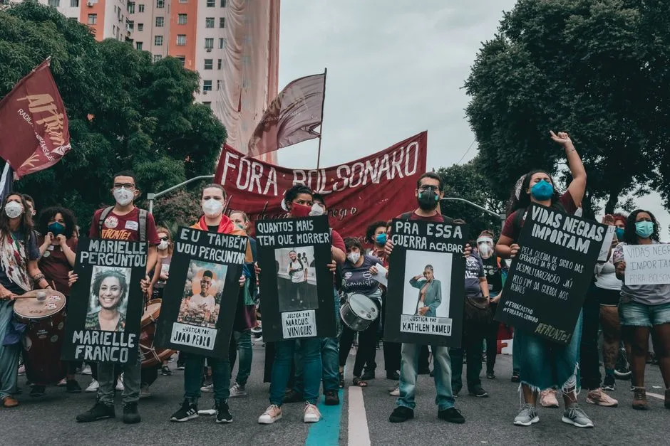 crowd holding anti-racism banners Futebol Rio de Janeiro