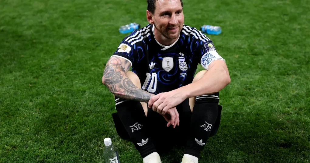 Messi comemorando gol com a camisa da Argentina durante a Copa do Mundo 2026