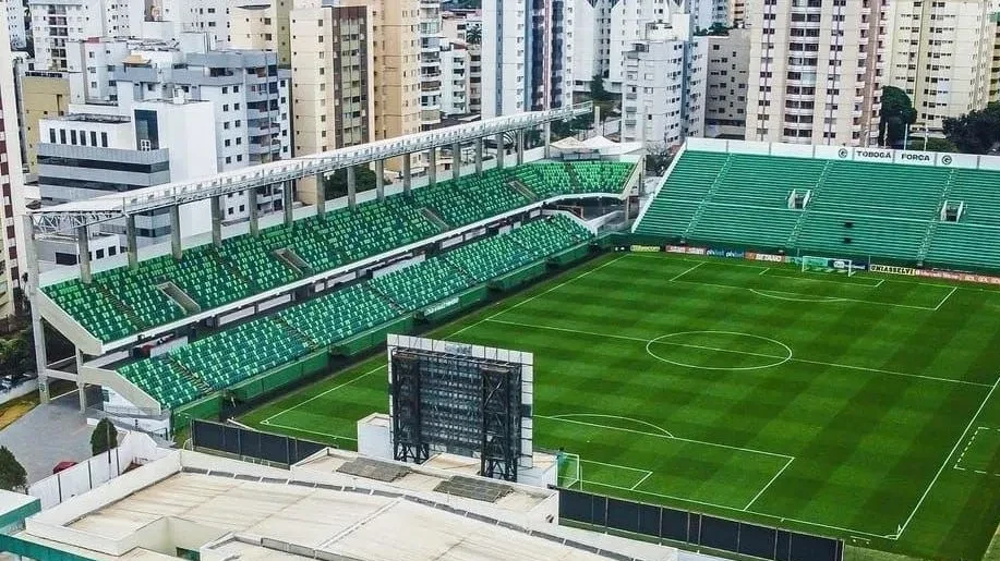 Torcida e jogadores do Goiás no Estádio Hailé Pinheiro antes da partida