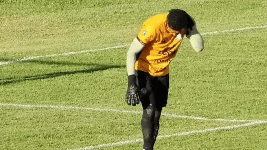 Goleiro Zé Rafael sendo atendido após cair em formigueiro, com equipe médica jogando água
