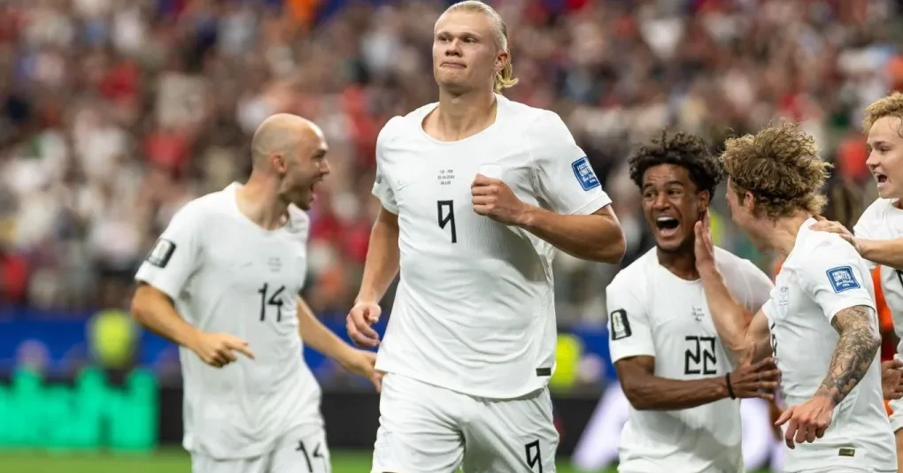 Erling Haaland comemorando um gol pela seleção da Noruega