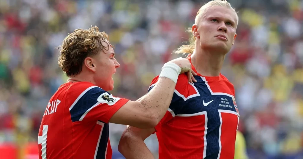 Erling Haaland comemorando com a camisa da Noruega durante partida