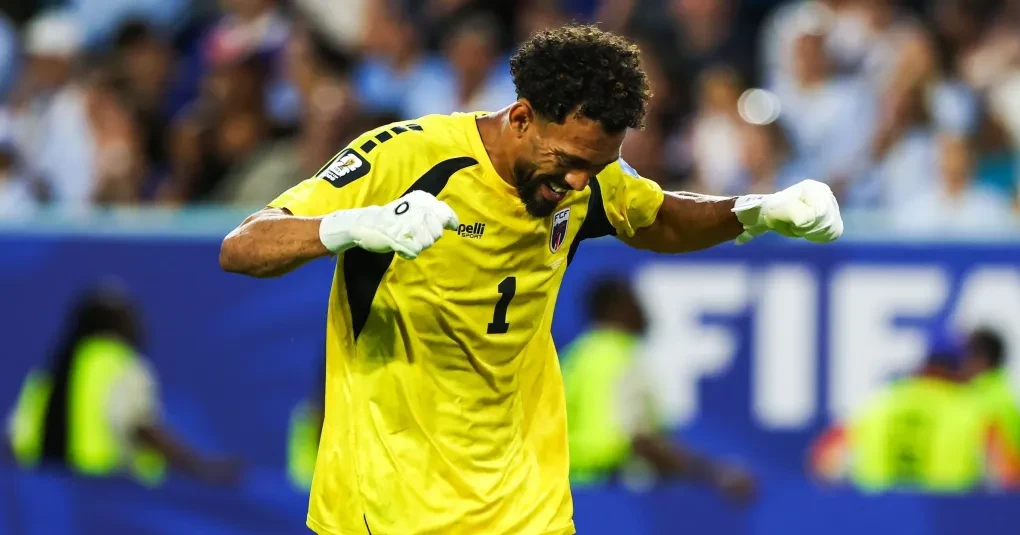 Vozinha em ação defendendo cruzamento com a camisa de Cabo Verde