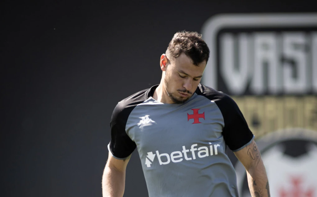 Hugo Moura com uniforme do Vasco durante treino no campo