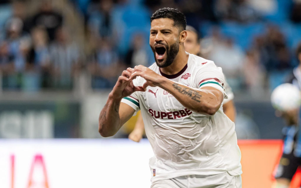 Hulk comemorando gol com a camisa do Fluminense