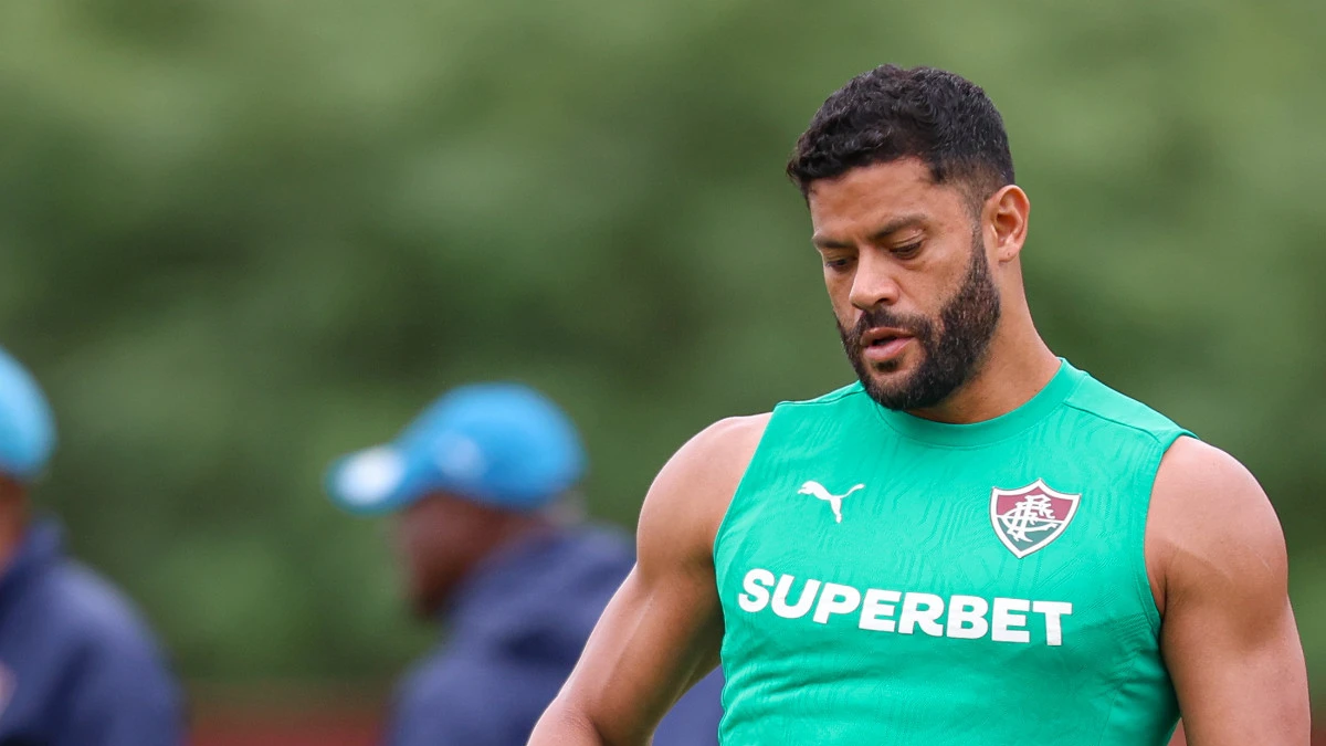 Hulk durante treino do Fluminense, controlando a bola no gramado