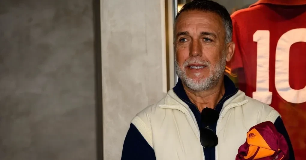 Gabriel Batistuta em evento da Conmebol em Miami, falando com jornalistas