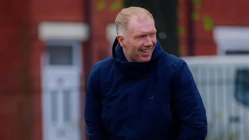 Paul Scholes falando em estúdio durante entrevista