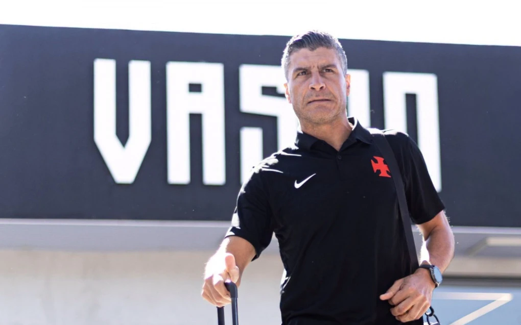 Pedro Emanuel, técnico do Vasco, atento no banco de reservas durante partida
