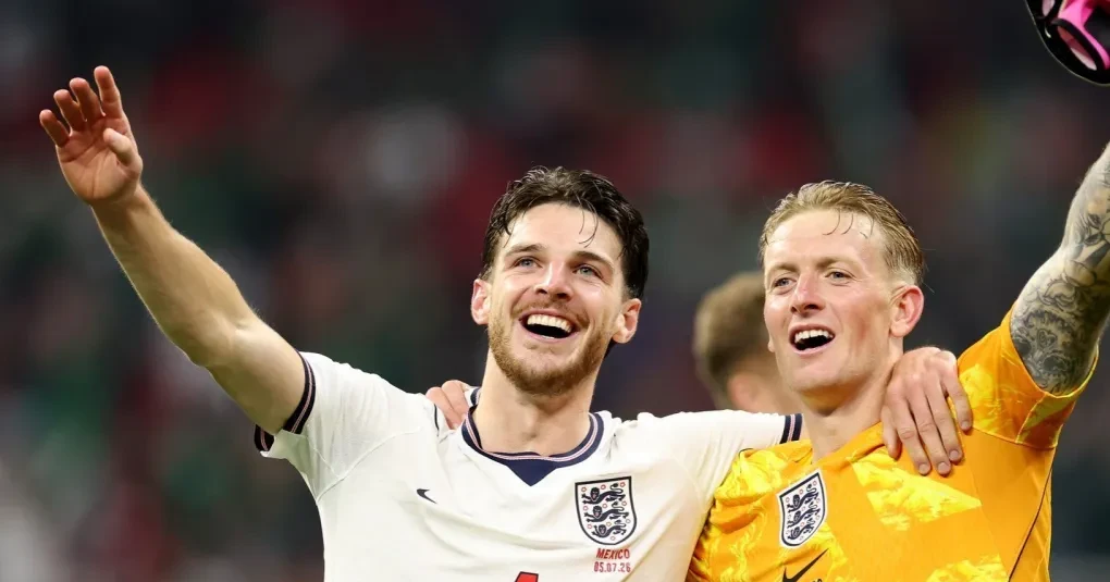 Torcida inglesa festejando em estádio durante jogo da seleção