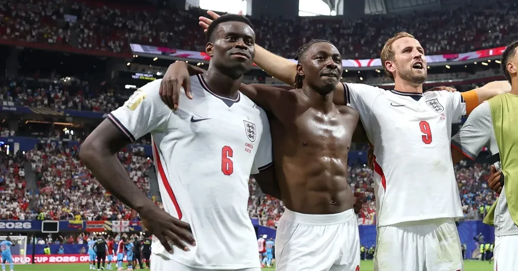 Marc Guéhi em treino com a seleção da Inglaterra, mãos na coxa após disputa