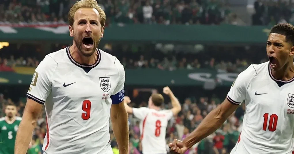 Jogadores e torcida da Inglaterra comemorando gol no Estádio Azteca
