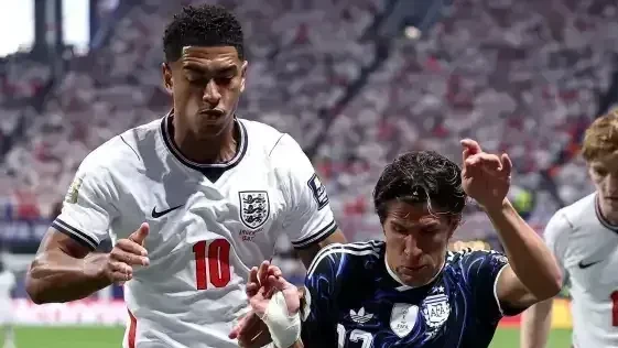 Jogadores de Inglaterra e Argentina disputam bola na semifinal da Copa do Mundo
