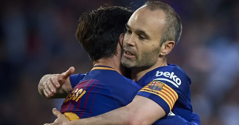 Andrés Iniesta em entrevista, falando ao microfone