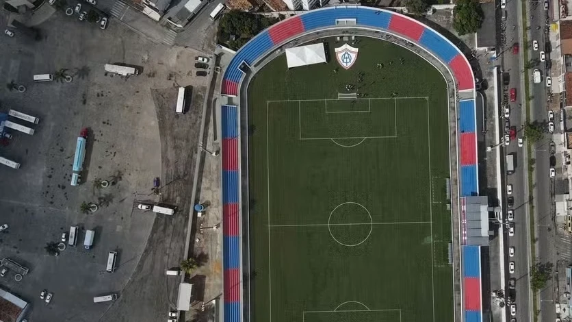 Jogadores se aquecendo no Estádio Etelvino Mendonça antes da partida