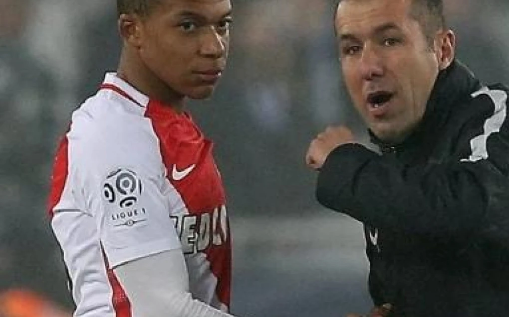 Leonardo Jardim orientando o jovem Kylian Mbappé em campo