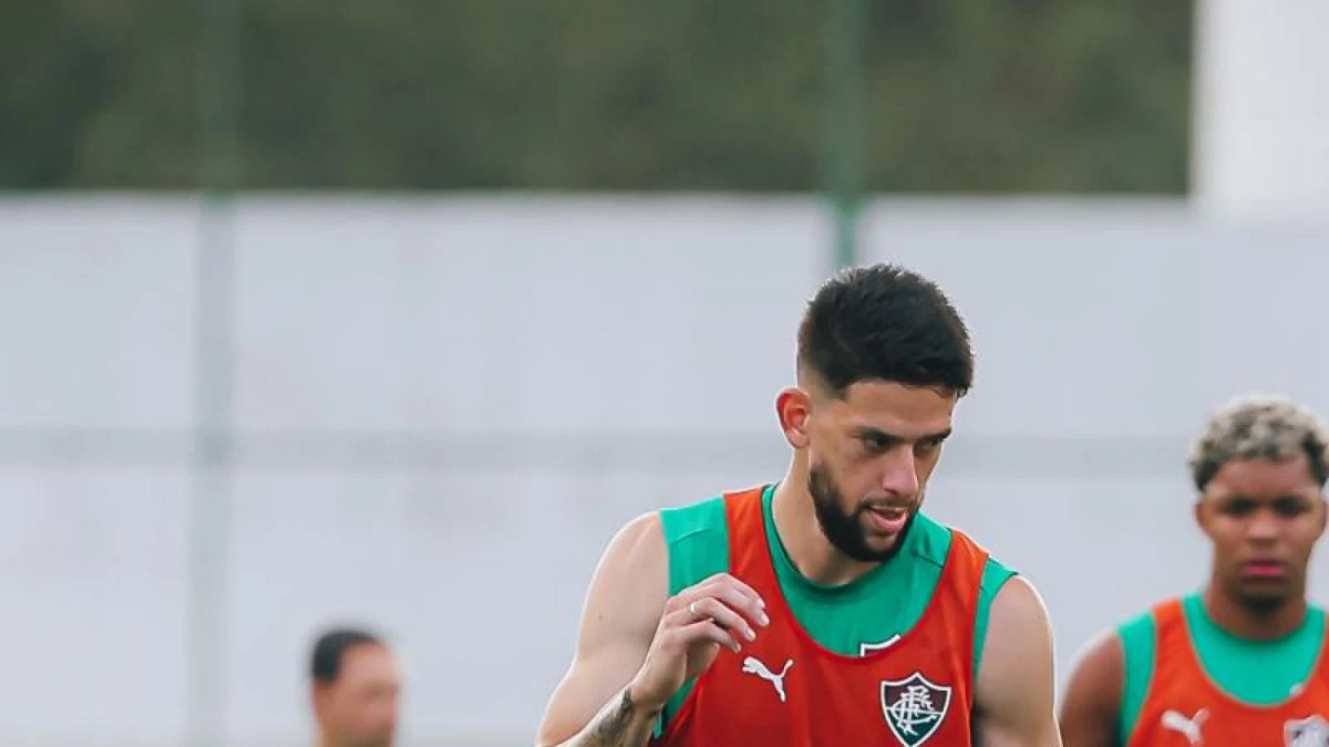 Jemmes em campo durante treino do Fluminense vestindo uniforme de treino