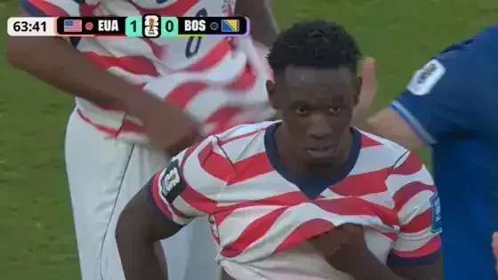 Folarin Balogan comemorando um gol com a camisa dos Estados Unidos