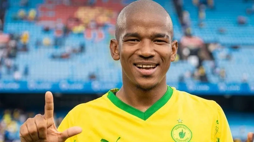 Jayden Adams em ação com a camisa do Mamelodi Sundowns