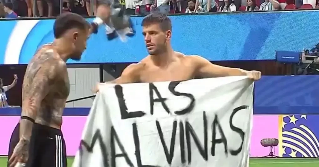 Jogadores argentinos erguendo faixa 'Las Malvinas Son Argentinas' no gramado
