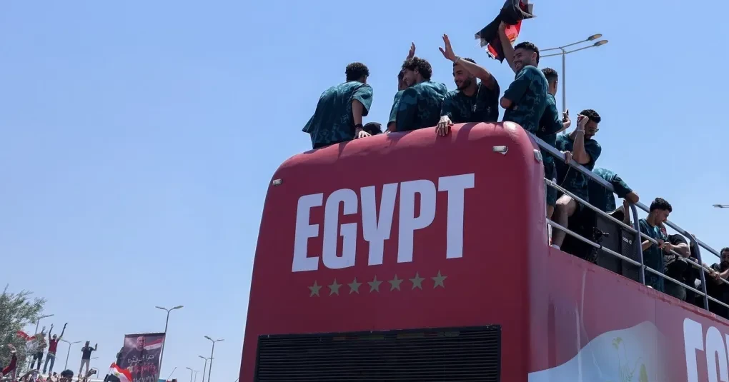 Torcedores egípcios saudando a seleção no aeroporto de Nova Alamein