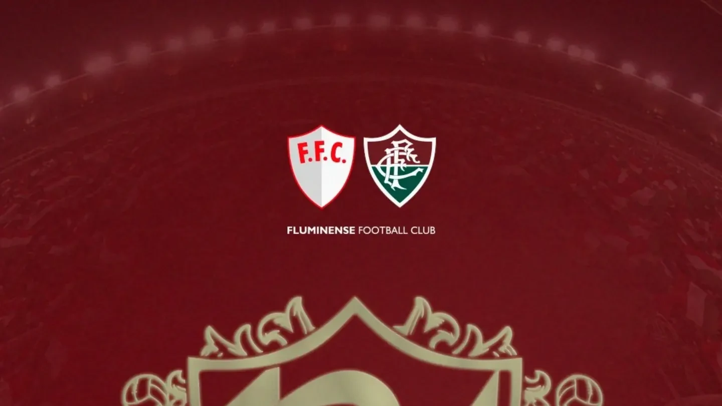 Torcedores e bandeiras do Fluminense em frente à sede das Laranjeiras durante comemoração