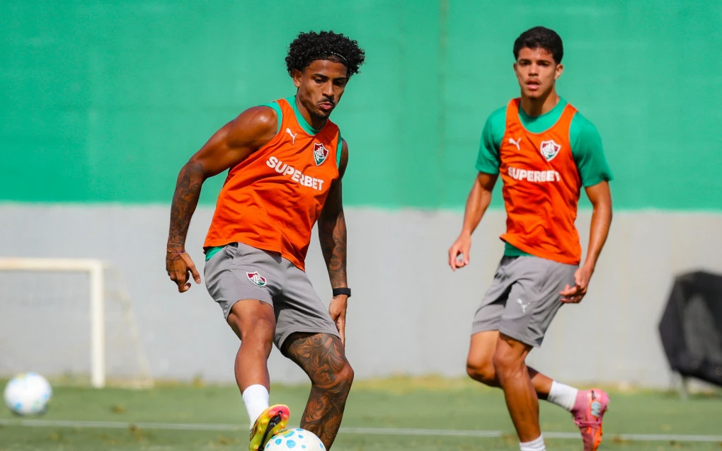 John Kennedy em treino do Fluminense com bola e colete, em campo de treinamento