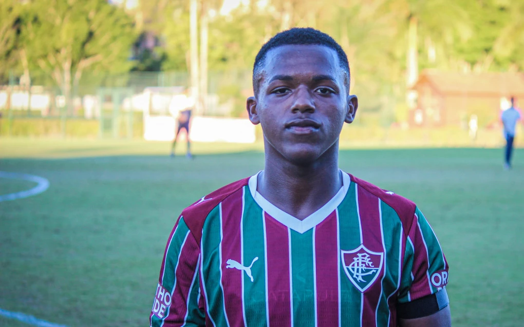 Jean Carlos assina primeiro contrato profissional com o Fluminense