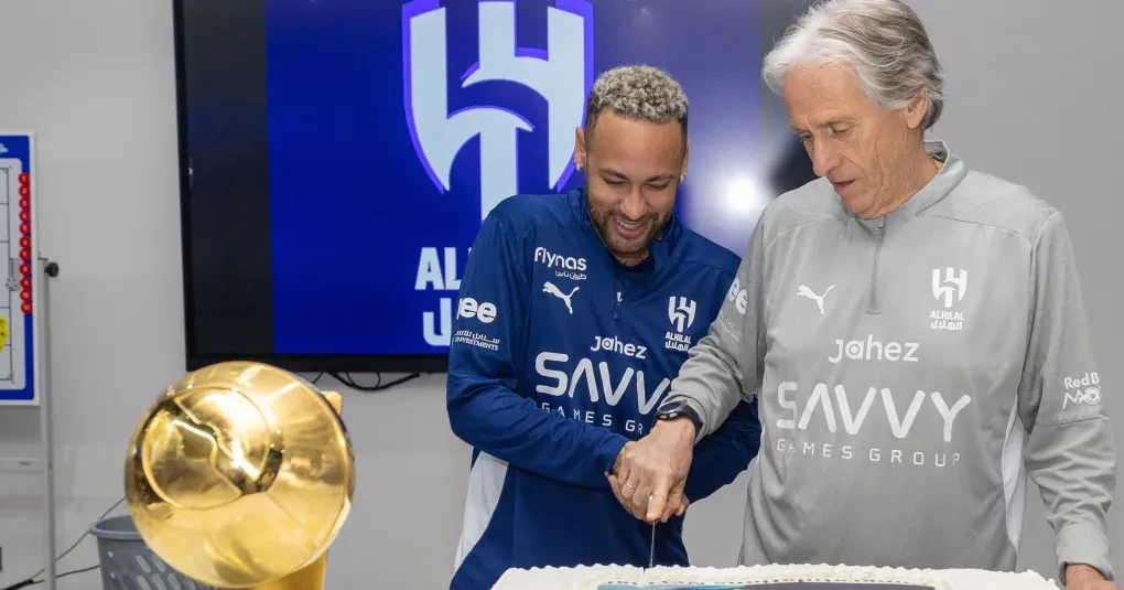 Jorge Jesus falando em entrevista com expressão enfática