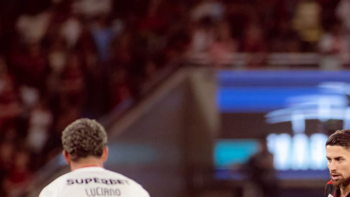 Jorginho em ação durante o jogo entre Flamengo e São Paulo
