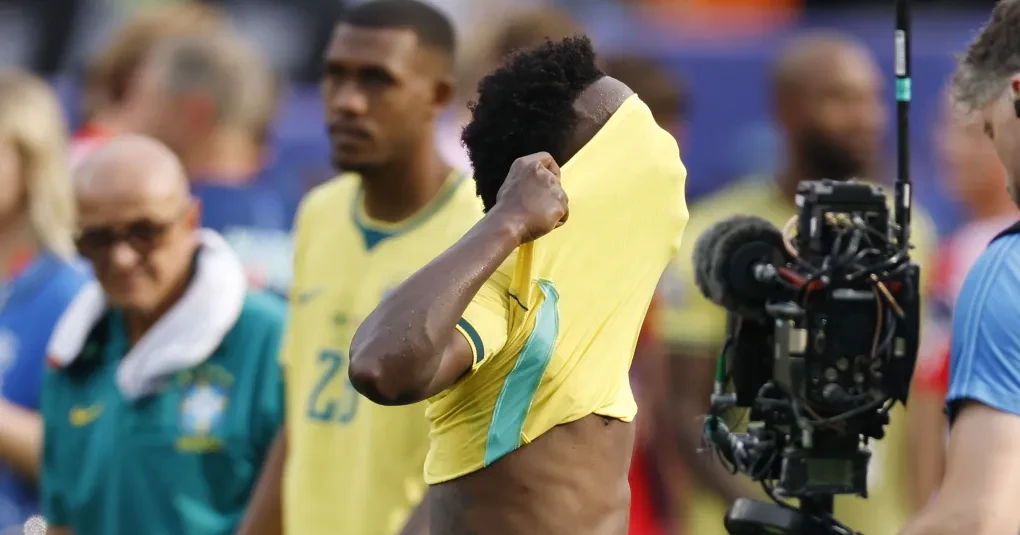 Jogadores da Seleção Brasileira em campo após derrota por 2 a 1