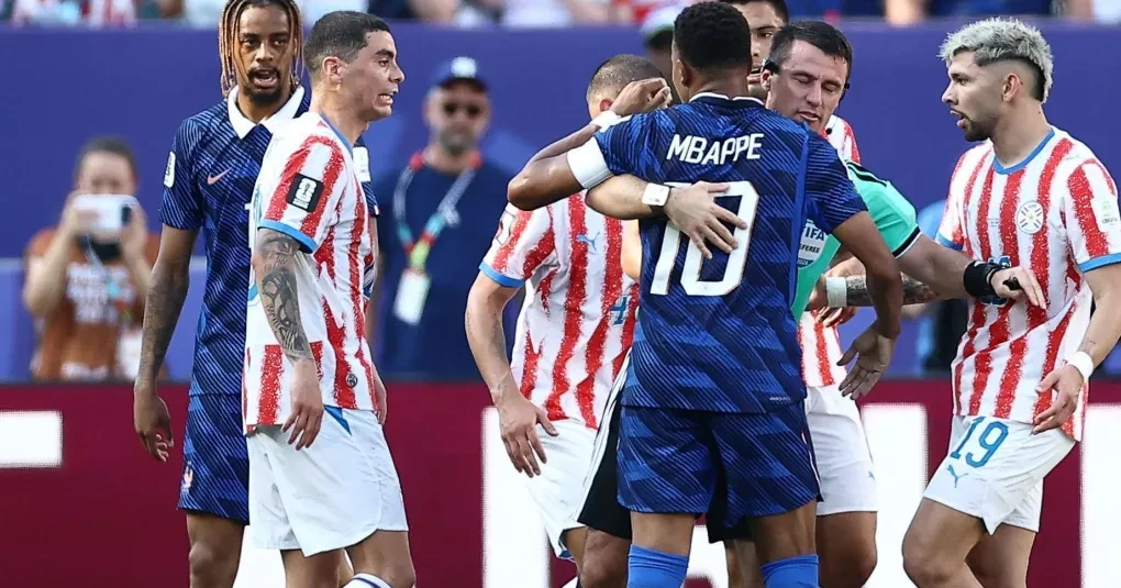 Árbitro e jogadores discutindo lance no Lincoln Financial Field
