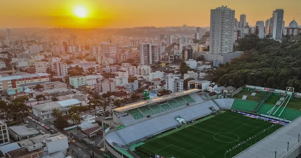Jogadores e torcida no gramado do Estádio Alfredo Jaconi em dia de partida