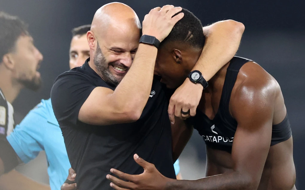 Kadir comemorando o gol da vitória do Botafogo