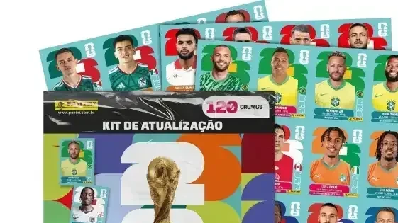 Pacote do kit de atualização da Panini com figurinhas da Copa do Mundo 2026 sobre mesa
