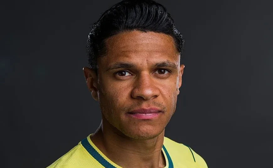 Douglas Santos em ação pela seleção brasileira na Copa do Mundo de 2026, protegendo a lateral esquerda