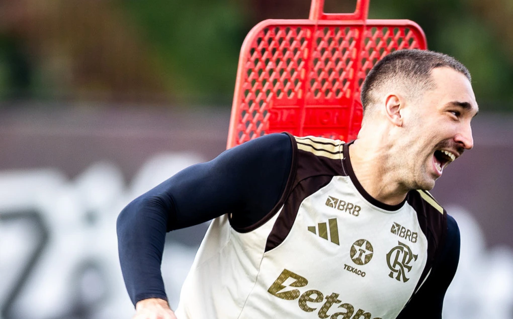Léo Ortiz em recuperação no treino do Flamengo, trabalhando com reforço muscular