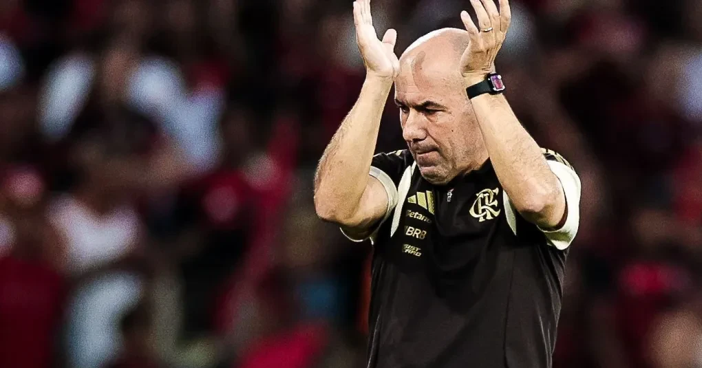 Leonardo Jardim em entrevista coletiva durante preparação do Flamengo em Portugal