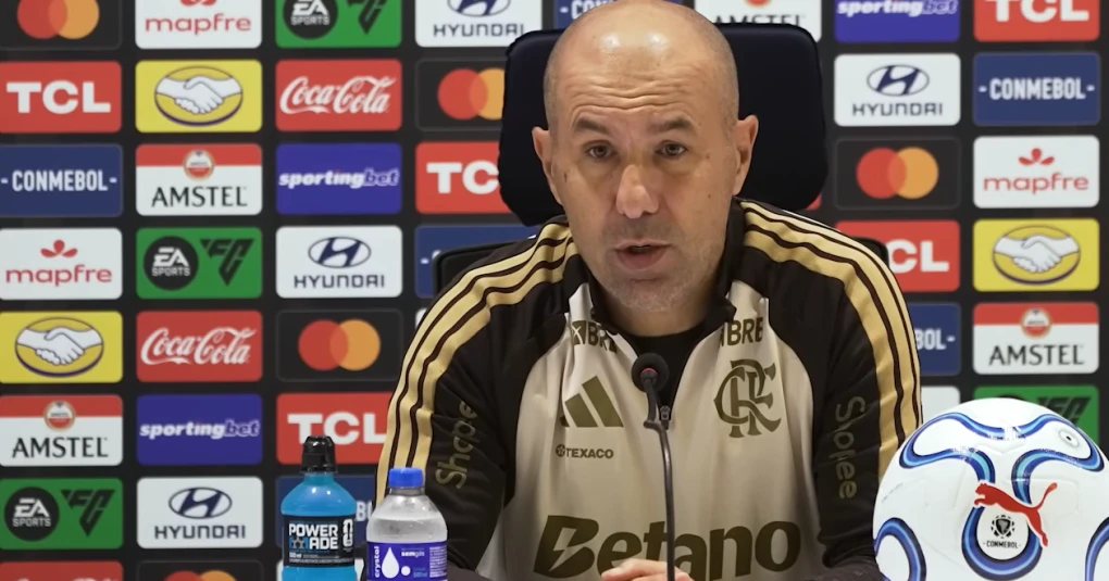 Leonardo Jardim observando treino do Flamengo em Portugal