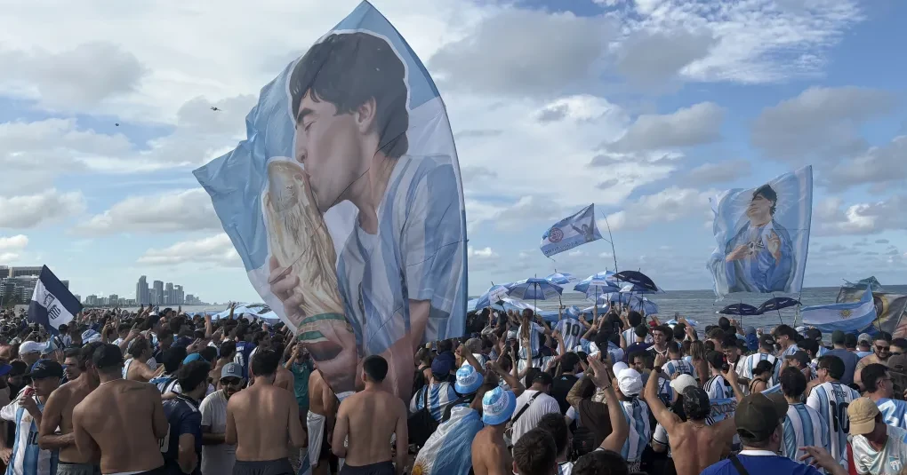 Café em North Beach com bandeiras argentinas e torcedores na fila