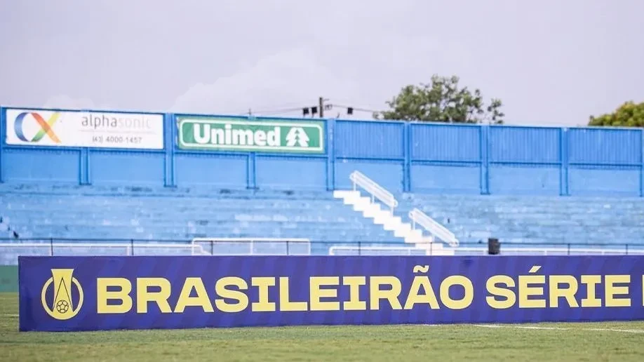 Torcida e bandeiras no entorno do Estádio Vitorino Gonçalves Dias em dia de jogo