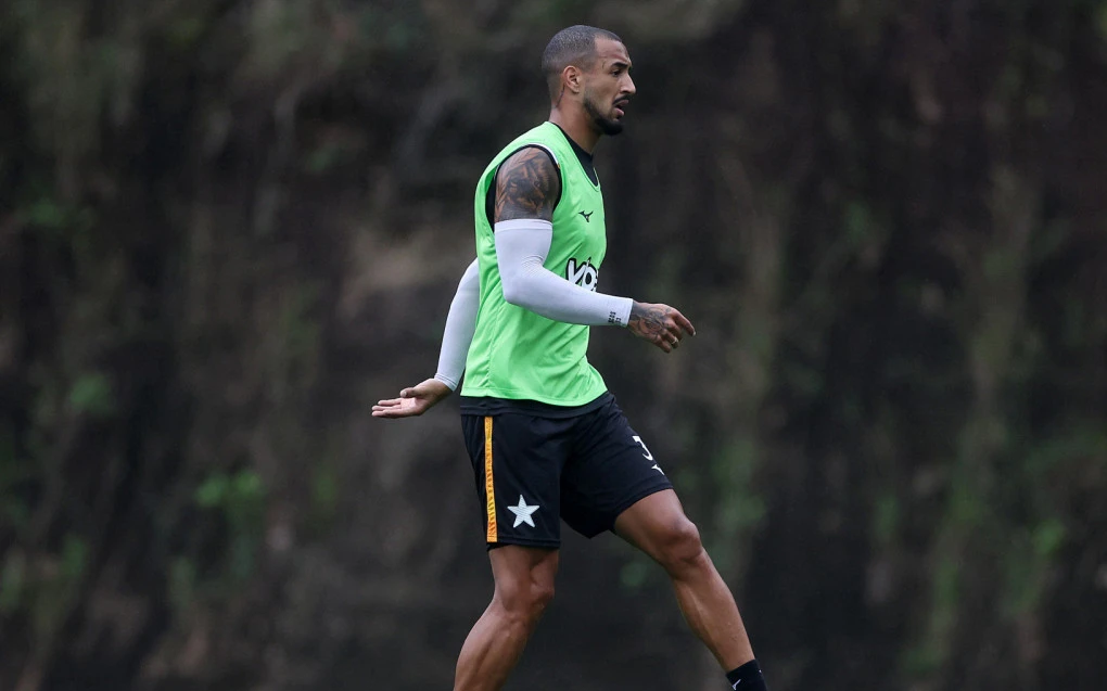 Lucas Monzón treinando no CT Lonier com a bola nos pés