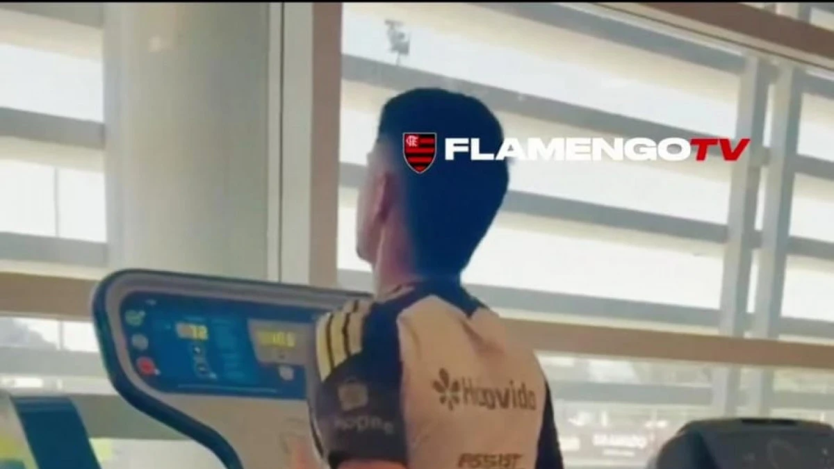 Luiz Araújo em atividade de recuperação no campo, com bola durante treino do Flamengo