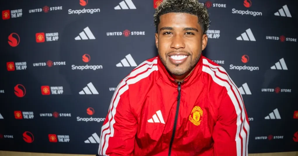 Andrey Santos comemorando com a camisa do Manchester United após anúncio