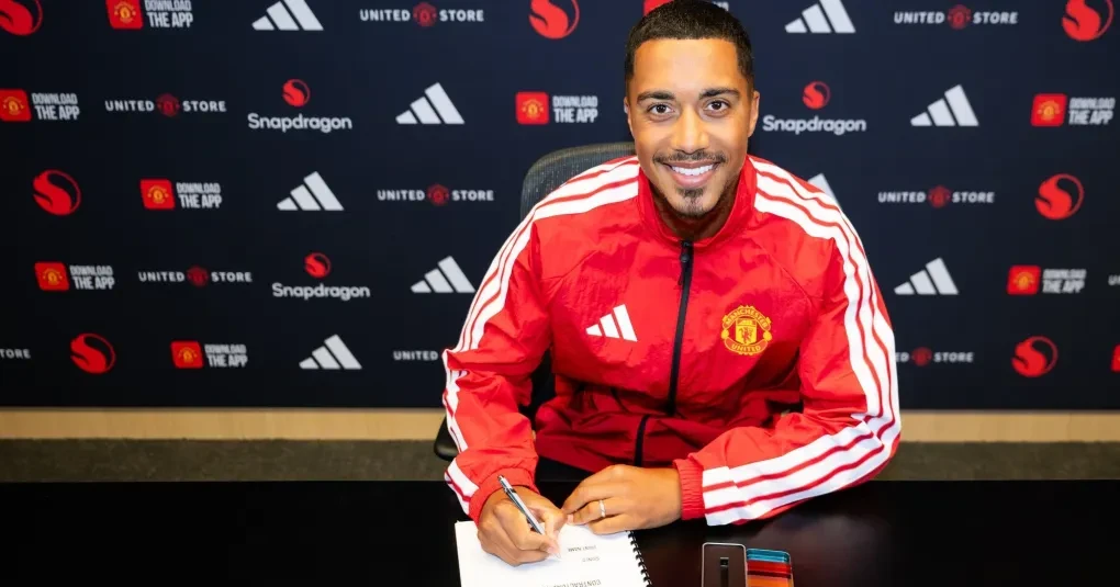 Youri Tielemans vestindo camisa do Manchester United durante apresentação