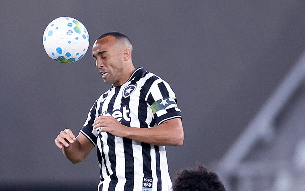 Marçal entrando no segundo tempo e comemorando com companheiros do Botafogo