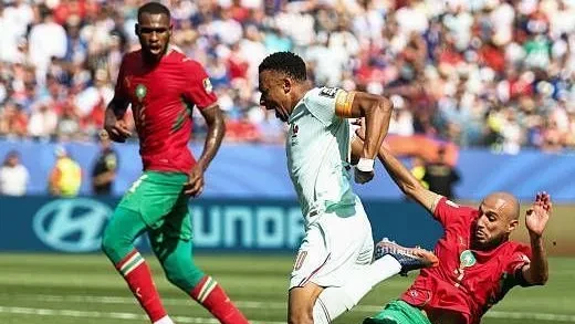 Kylian Mbappé saindo de campo após partida da França no Gillette Stadium