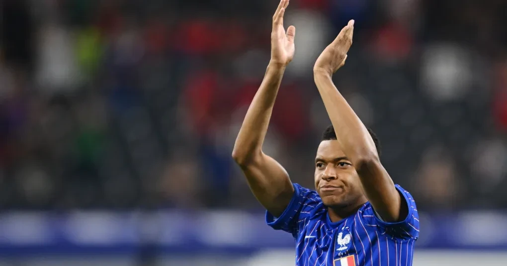 Kylian Mbappé falando com expressão séria durante entrevista após a eliminação da França em Dallas